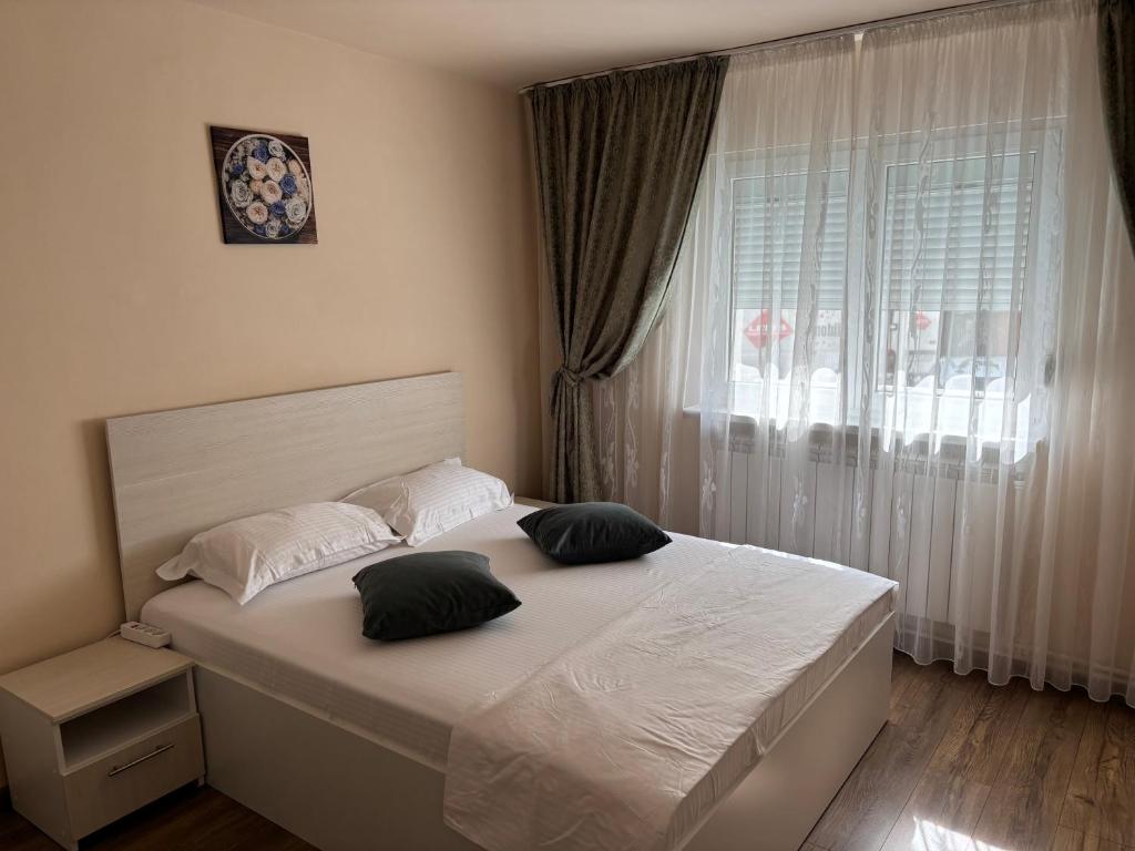 Ένα ή περισσότερα κρεβάτια σε δωμάτιο στο Garsoniera Lux Mioriței