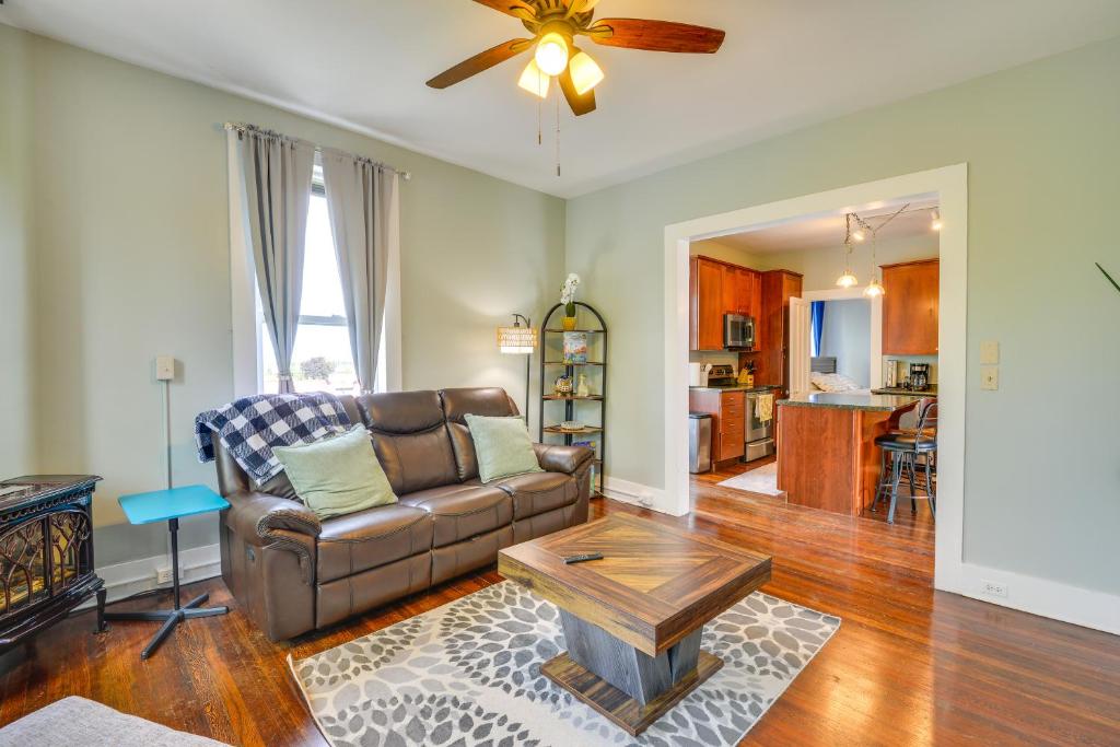 una sala de estar con un sofá y una mesa en Walk to Lake and Dining Inviting Sackets Harbor Apt, en Sackets Harbor