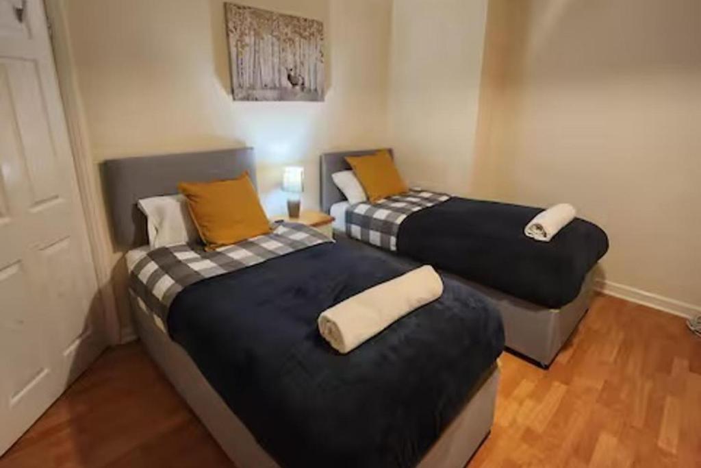 Cama o camas de una habitación en Comfy 3-Bed House - Sleeps 6 & Free Parking