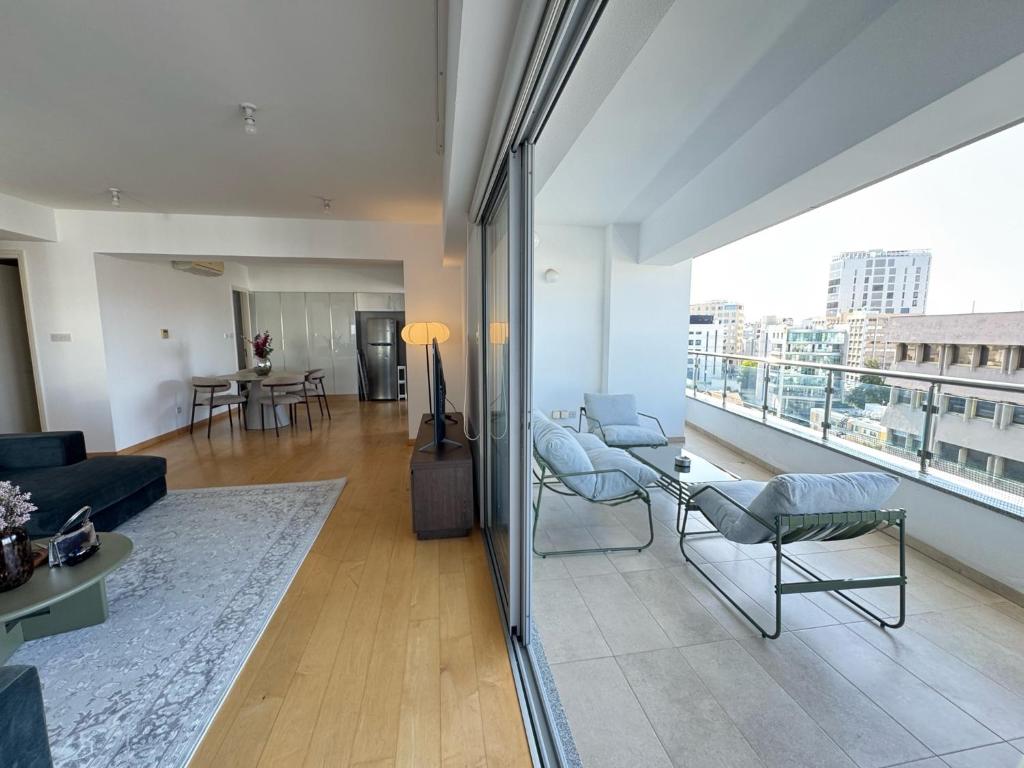 sala de estar con vistas a un edificio en Balcony Views - Spacious 2BR Flat, Nicosia Center, en Nicosia