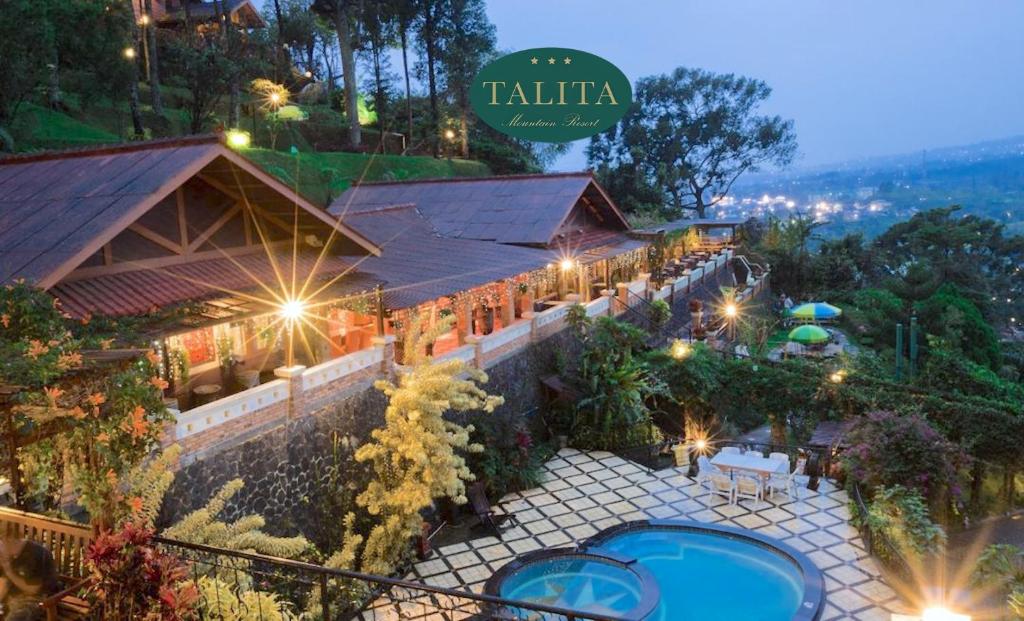 Una vista aérea de un complejo turístico con piscina. en Talita Mountain Resort, en Ciseureuh