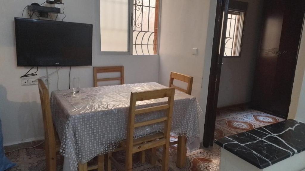 Una televisión o centro de entretenimiento en Alquilo piso entero o planta