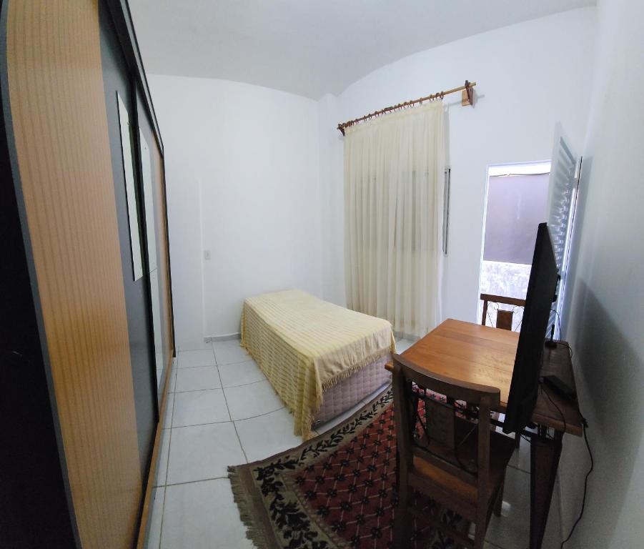 Et tv og/eller underholdning på Quarto com banheiro para uma pessoa