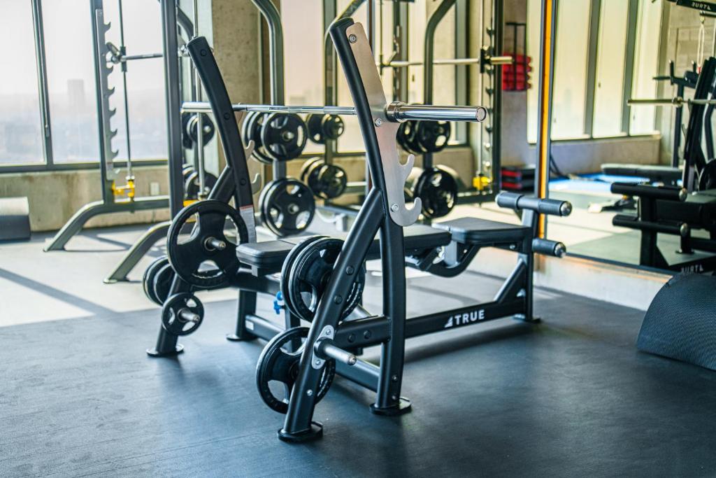 Fitness centrum a/nebo fitness zařízení v ubytování Urban 1-BR Apt w AC and Skyline Views VIATO HOMES