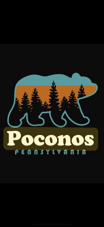 Cozy Eagle Lake 2BR Pocono Cabin Near Attractions في Turnersville: شعار الدب مع صورة ظلية للأشجار وغروب الشمس