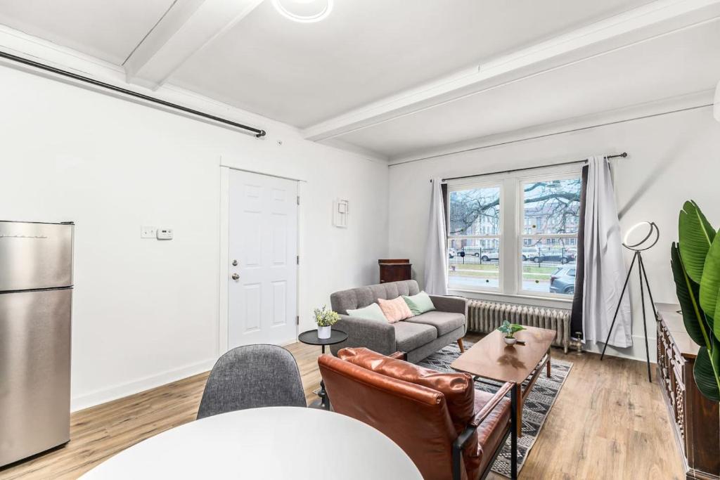 a living room with a couch and a table at Cozy Inn Holbrook NorthEnd in Hamtramck
