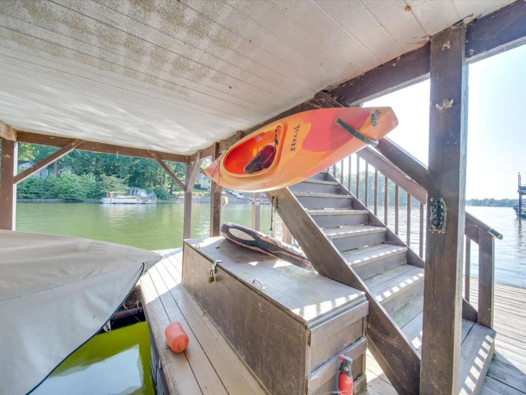 Balkón nebo terasa v ubytování 3 BR Cozy Lakefront Cottage