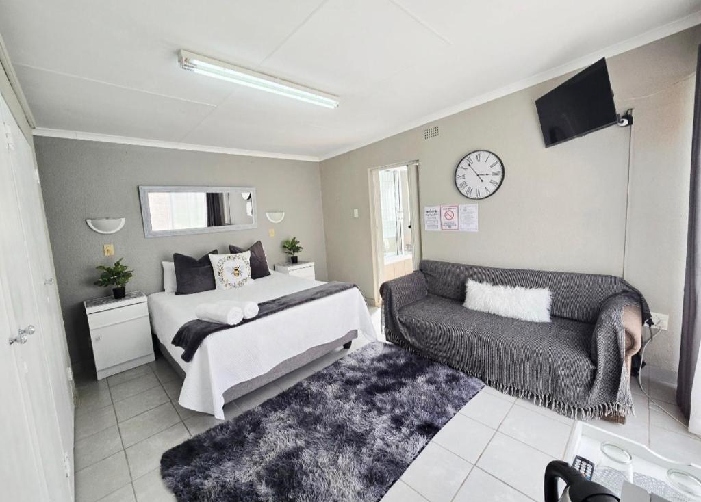 Postel nebo postele na pokoji v ubytování Zhantique Guest House 2- Unit 3