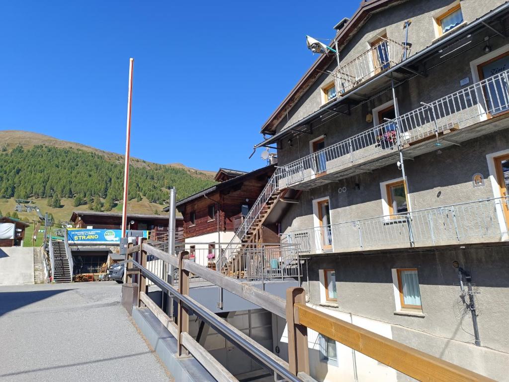 een groot gebouw met balkons aan de zijkant bij Appartamento Guido Pina in Livigno