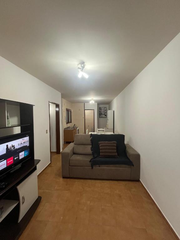 TV a/nebo společenská místnost v ubytování Apartamento de 01 dormitório no centro de Capão da Canoa