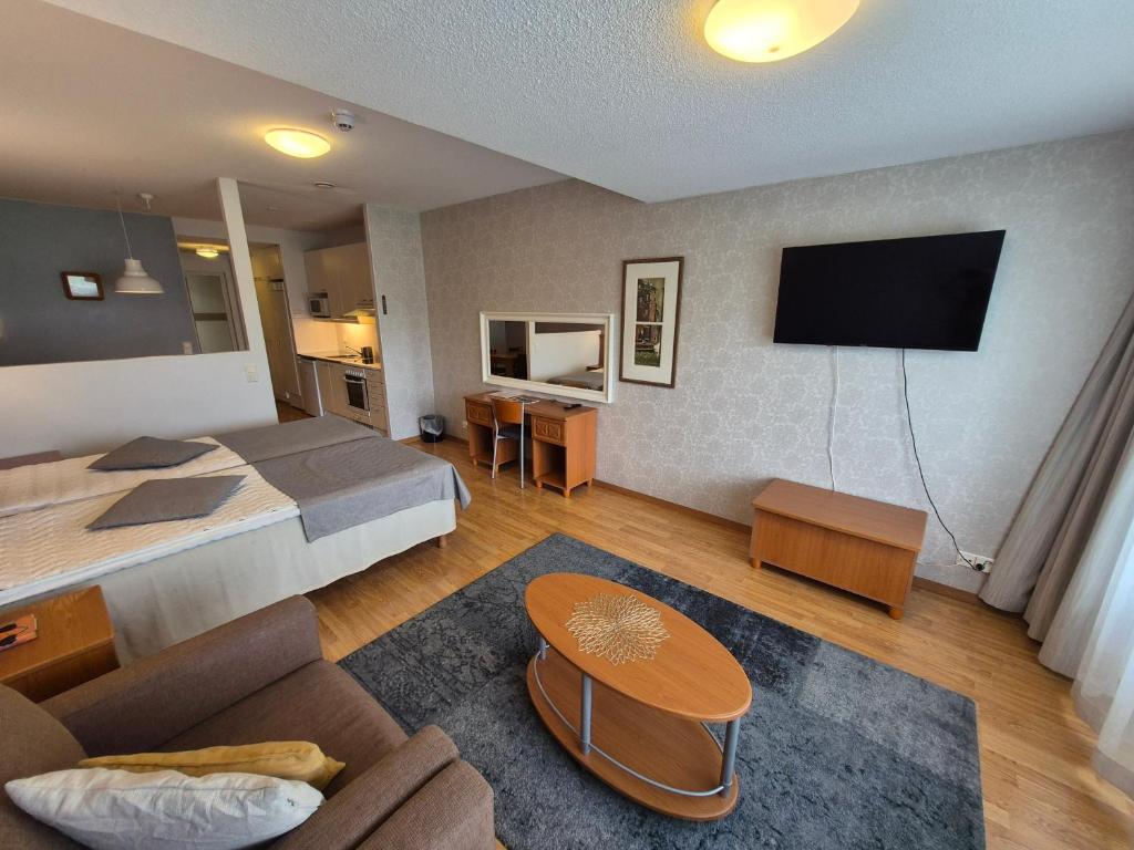 Μια τηλεόραση ή/και κέντρο ψυχαγωγίας στο Ikaalisten Kylpylä Apartamentos rantahuoneisto Terme