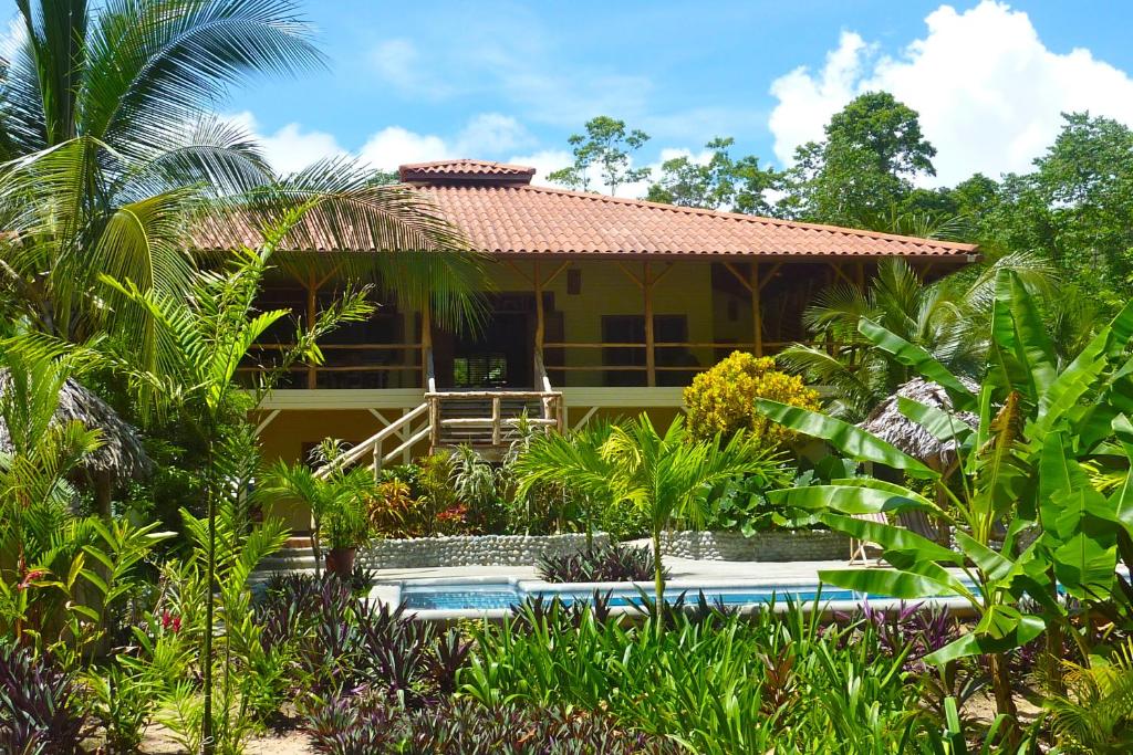 Kebun di luar Bluff Beach Retreat