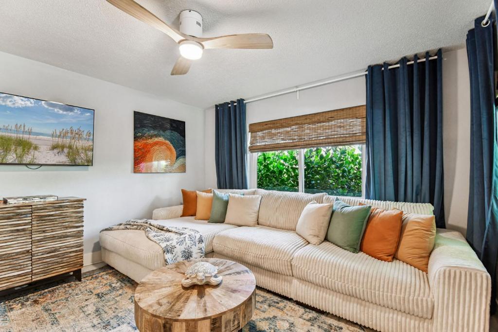 The Break Tropical Family Oasis near Beach, St Pete Beach (updated ...