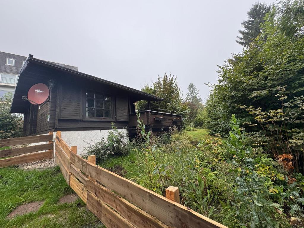 ブラウンラーゲにあるBlockhaus - Die Zwergenbaude -の木塀の家