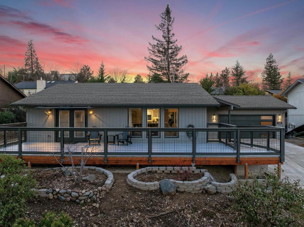 ein Haus mit einer großen Terrasse in einem Garten in der Unterkunft Manor Hill Haven Hot Tub & Accessible Features in Medford