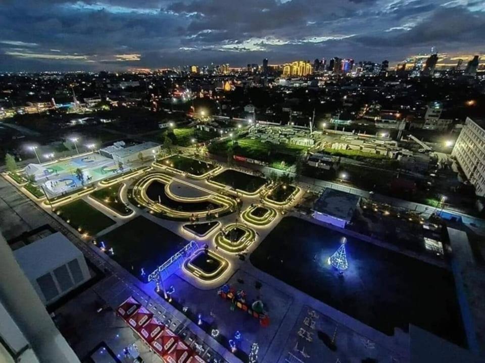 una vista aérea de una ciudad por la noche en Kage-no-Wa Suite Netflix, Disney, HBO 2BR, en Manila