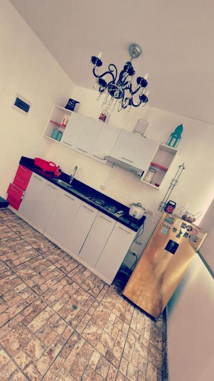 a kitchen with white cabinets and a counter top at Excelente Departamento las viñas in La Molina