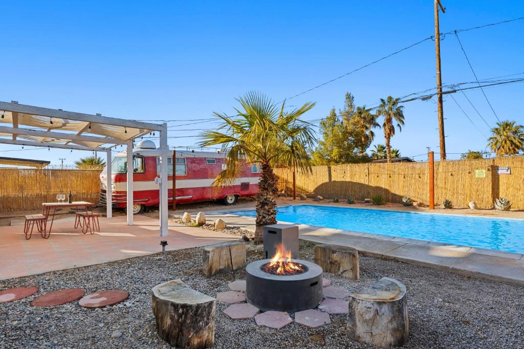 Πισίνα στο ή κοντά στο 4BR Desert Home w Pool Hot Tub Firepit Game Room The Quiet Burn by AvantStay