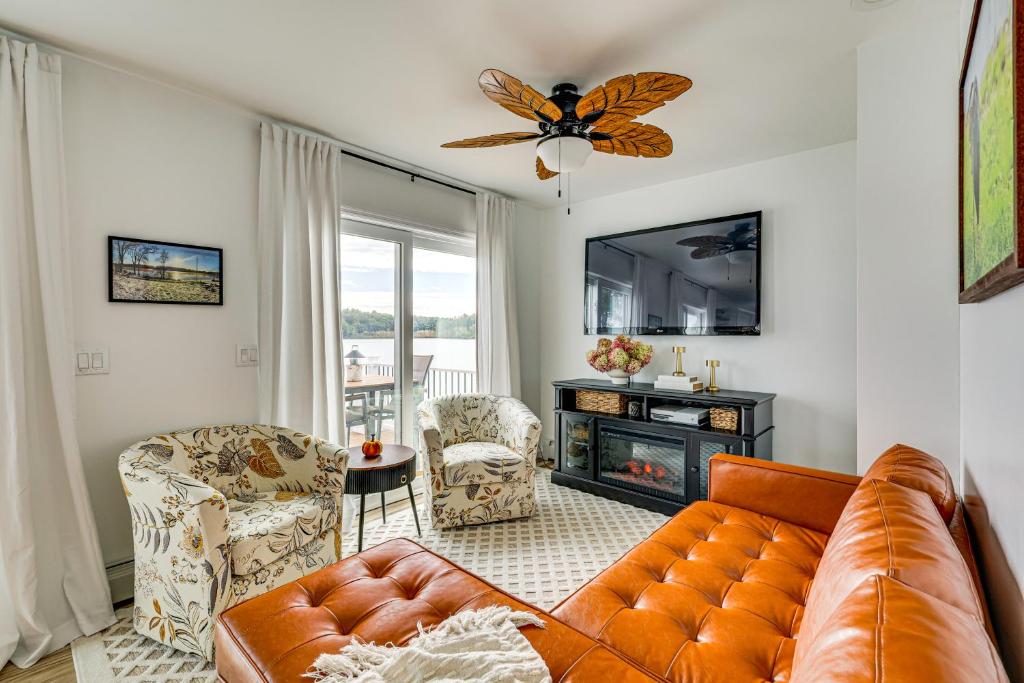 Μια τηλεόραση ή/και κέντρο ψυχαγωγίας στο Winter on the Water Warm and Cozy Thompson Retreat!