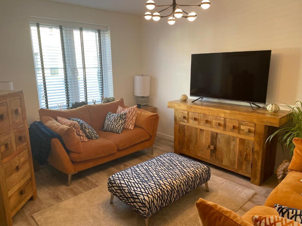 Televisyen dan/atau pusat hiburan di Amersham House - sleeps 6, pets free