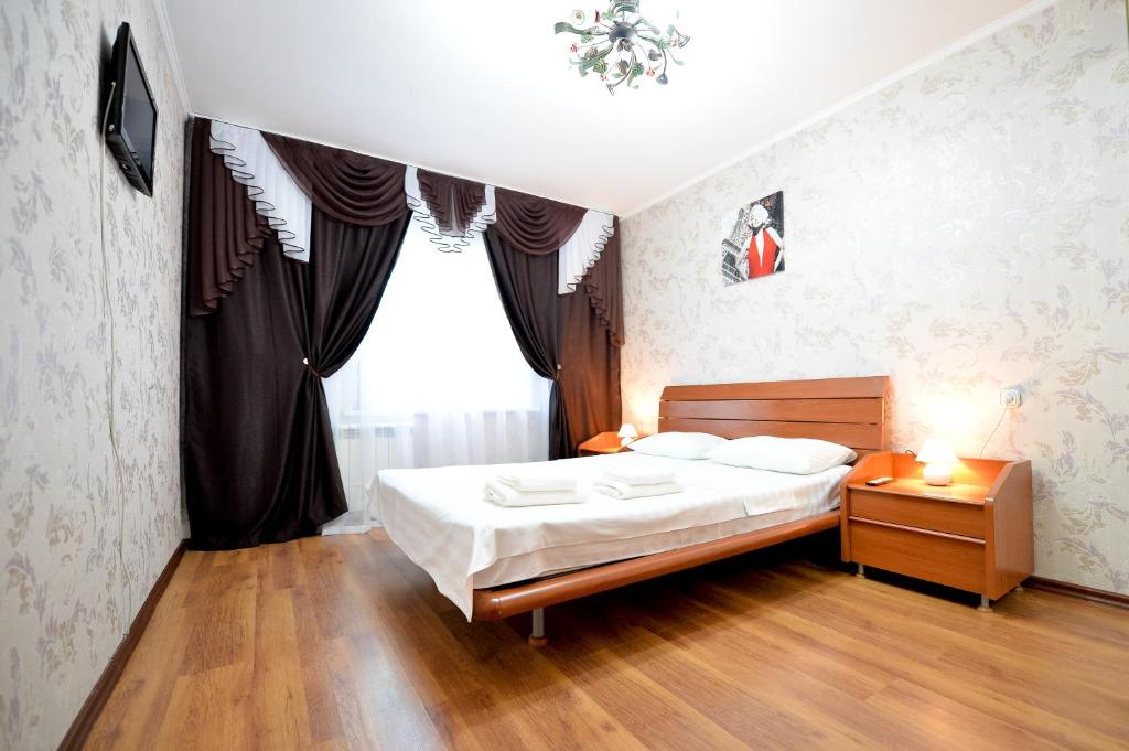 車里雅賓斯克的住宿－Five Stars on ulitsa Svobody，一间卧室设有一张床和一个窗口