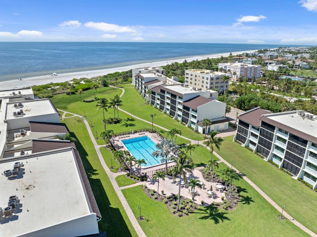 una vista aérea del complejo y la playa en Island Retreat Loggerhead Cay 443, en Sanibel