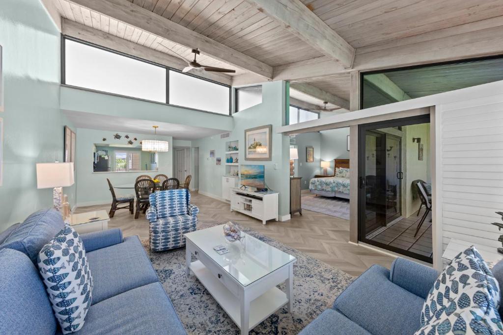 Χώρος καθιστικού στο Beachfront Condo Pool, Tennis & Sunset View