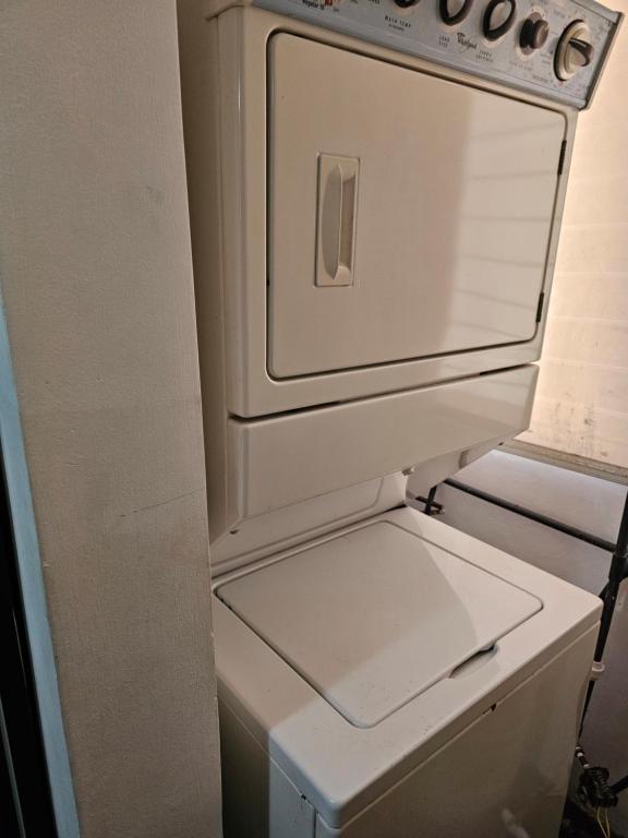 einen weißen Kühlschrank mit offener Tür in der Küche in der Unterkunft Apartamento Moderno Margarita in El Valle del Espíritu Santo