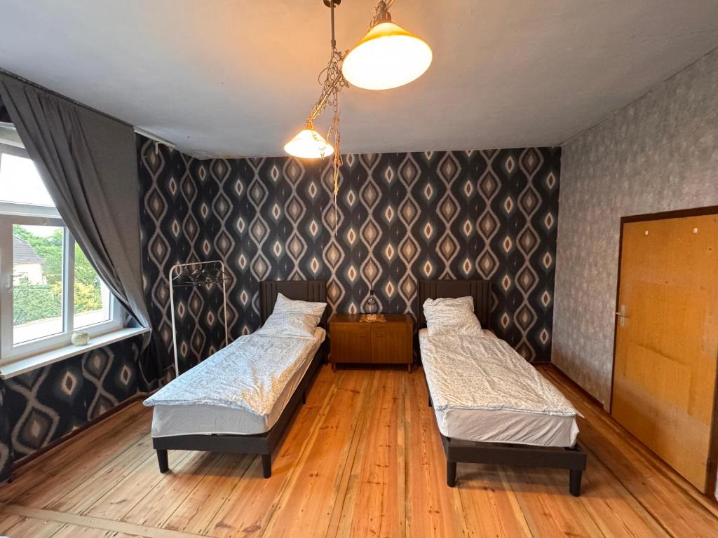 two beds in a room with a wall at Traumhaft schöne Unterkunft am Elbe Radweg, See 
