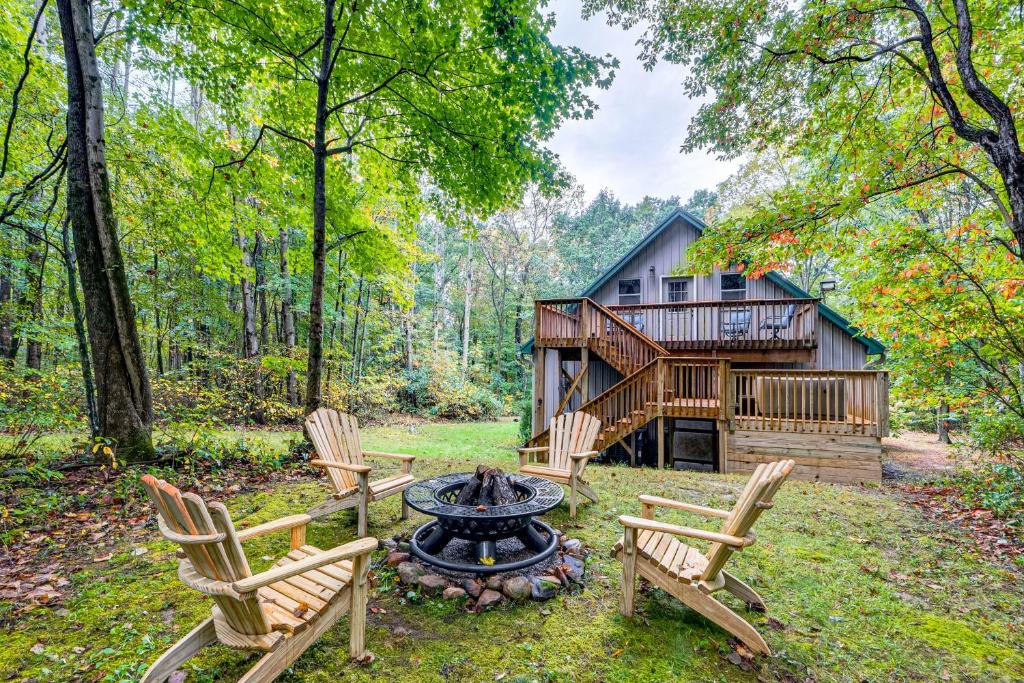 Κήπος έξω από το Hot Tub Haven 10 Mi to Hocking Hills State Park!