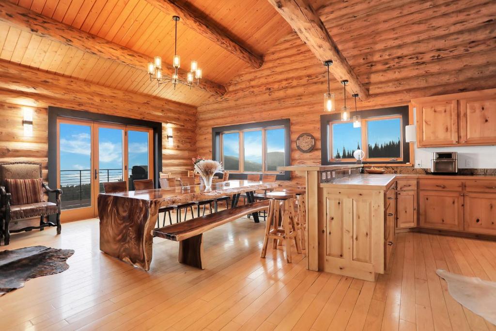 comedor con mesa y algunas ventanas en Steamboat Bear Den, en Steamboat Springs