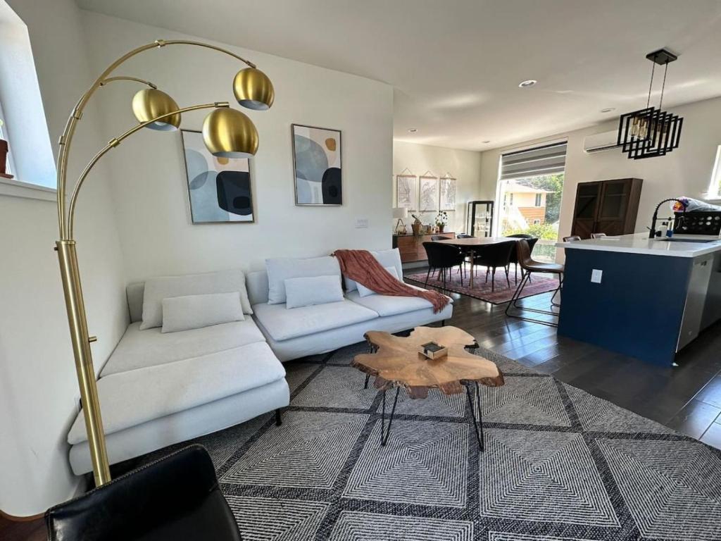 Kuchyň nebo kuchyňský kout v ubytování The Rooftop - Columbia City Retreat - Free Parking & EV Point