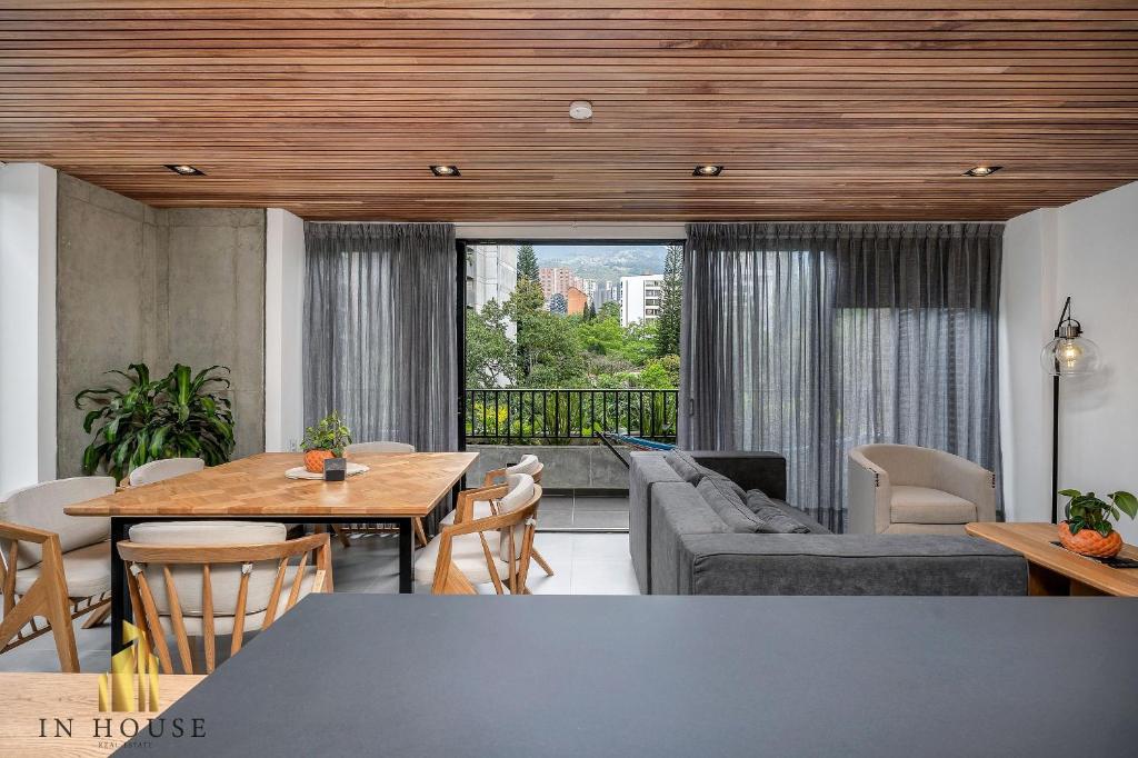 una sala de estar con un sofá y una mesa en Morph 501 - Spacious Cozy Apt Poblado/BBQ/Jacuzzi, en El Poblado