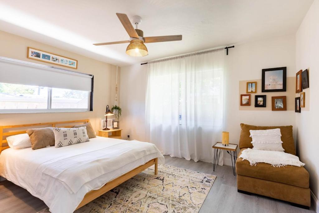 Katil atau katil-katil dalam bilik di 2BD 2BA Bungalow 5 min Dania Beach 15 min Hard Rock Stadium