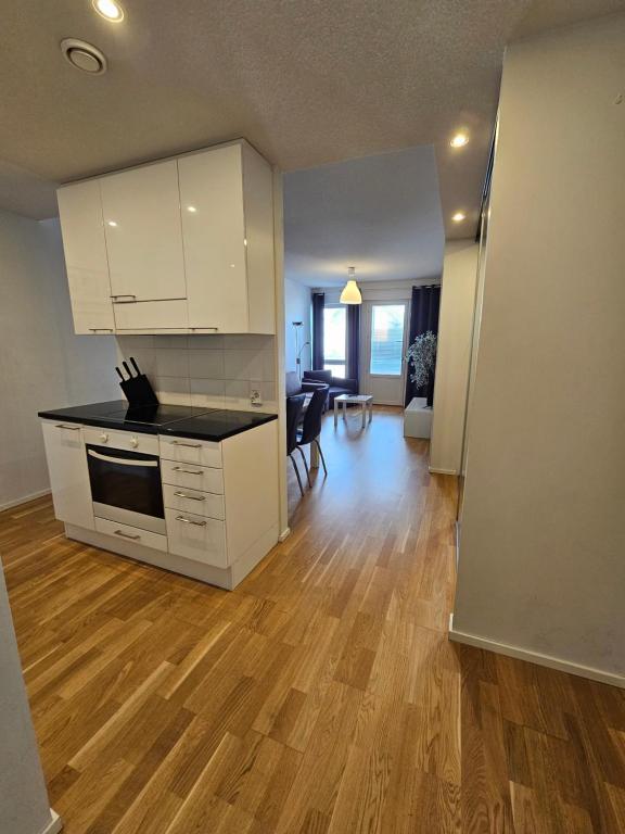 O bucătărie sau chicinetă la Cozy Apartment with Sauna near City Center