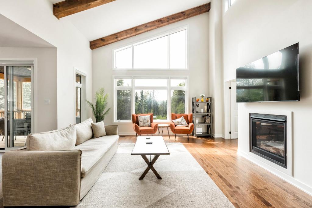 ein Wohnzimmer mit Couch und Kamin in der Unterkunft Birch n Blanket BBQ Fire Pit Pingpong BigConnect4 in Dwight