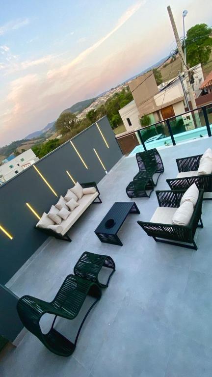 a group of chairs sitting on top of a roof at Casa em Capitólio in Capitólio