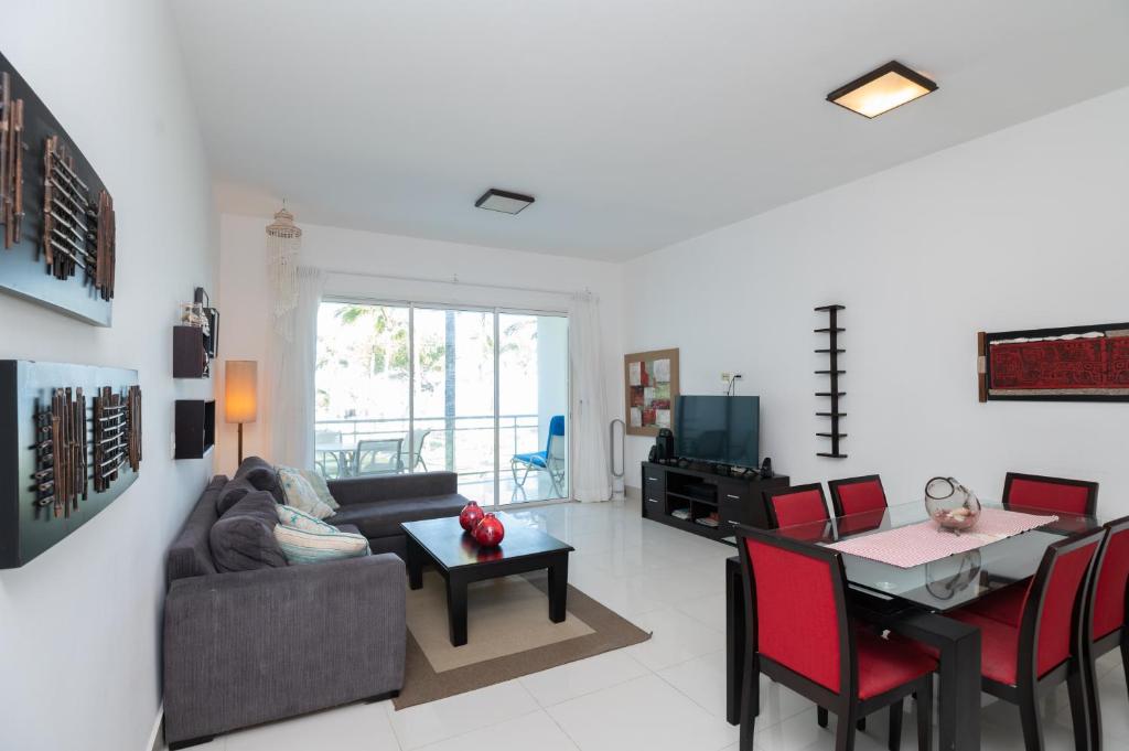 キャバレテにある1BR Ocean View Luxury Beachfront in Cabareteのソファとテーブルのあるリビングルーム