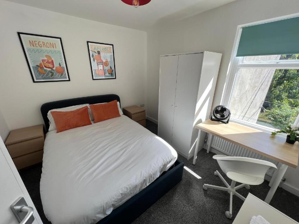 una piccola camera con letto, scrivania e di Warrington House - Sleeps 6 - WiFi - Free Parking - Contractor Friendly a Warrington