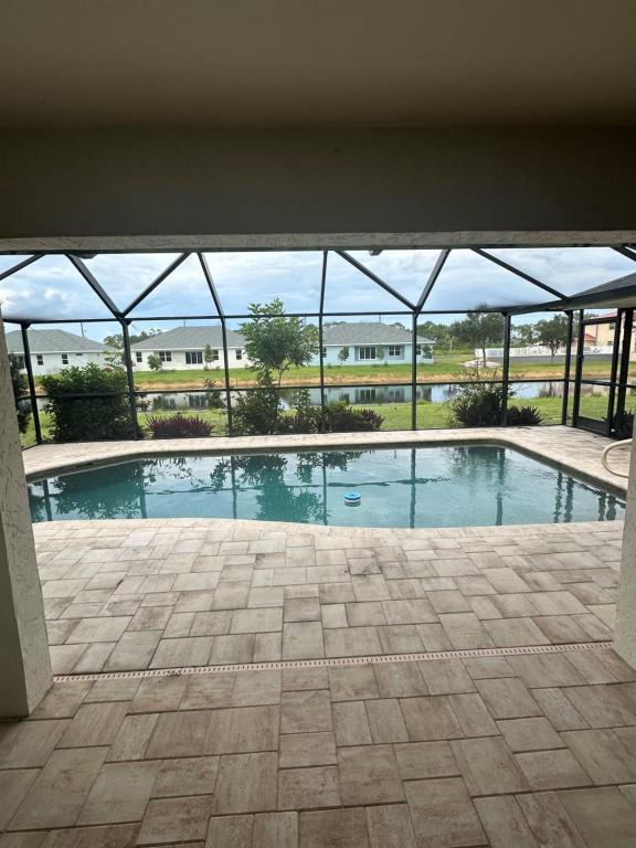 Rotonda WestにあるHeated pool with canal viewsの窓のある建物にある大きなプール