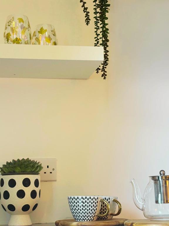 En-suite Double Room Park Royal with off-site Gym Access - Resim 5