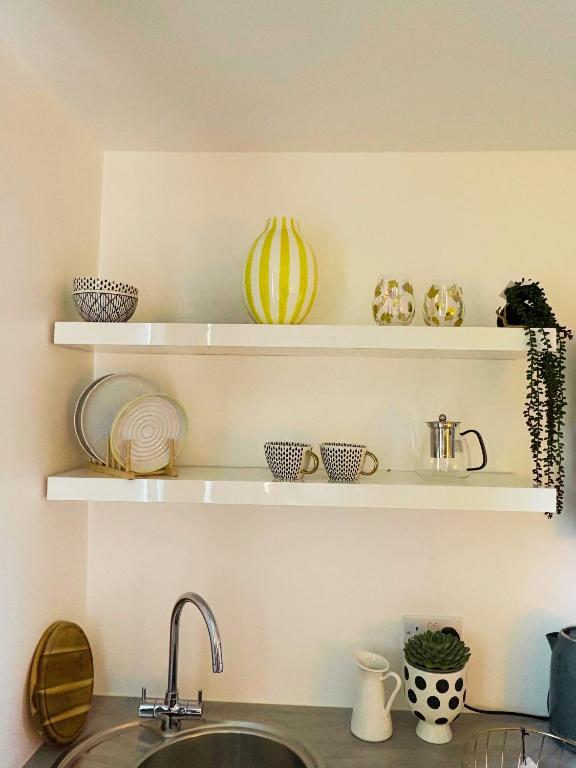 En-suite Double Room Park Royal with off-site Gym Access - Resim 11