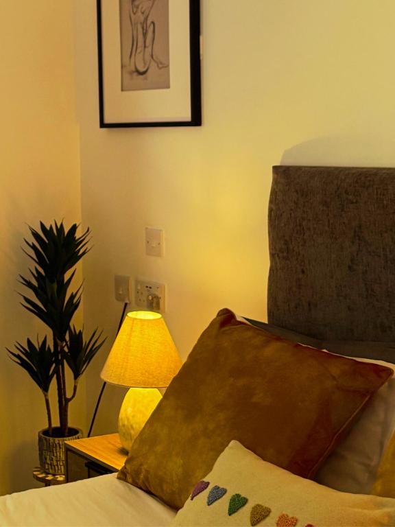 En-suite Double Room Park Royal with off-site Gym Access - Resim 13