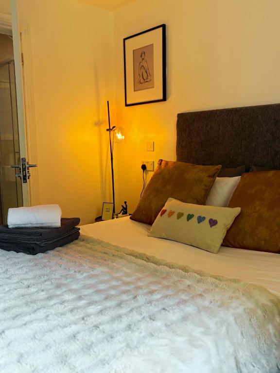 En-suite Double Room Park Royal with off-site Gym Access - Resim 1