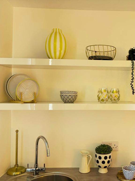 En-suite Double Room Park Royal with off-site Gym Access - Resim 17