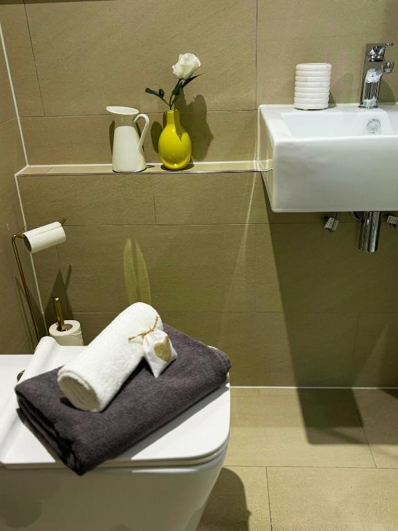 En-suite Double Room Park Royal with off-site Gym Access - Resim 14