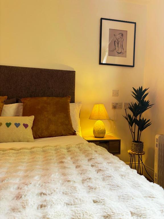 En-suite Double Room Park Royal with off-site Gym Access - Resim 2