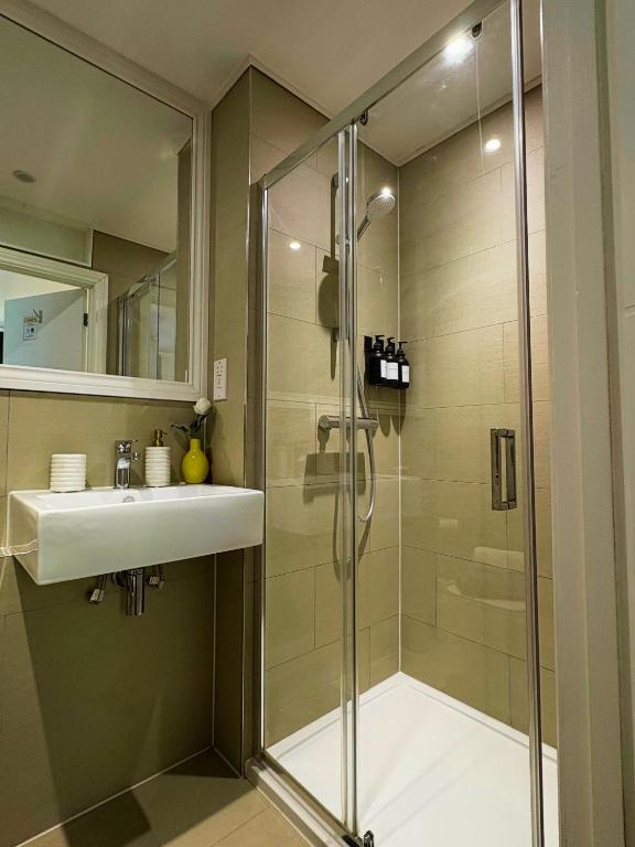 En-suite Double Room Park Royal with off-site Gym Access - Resim 3