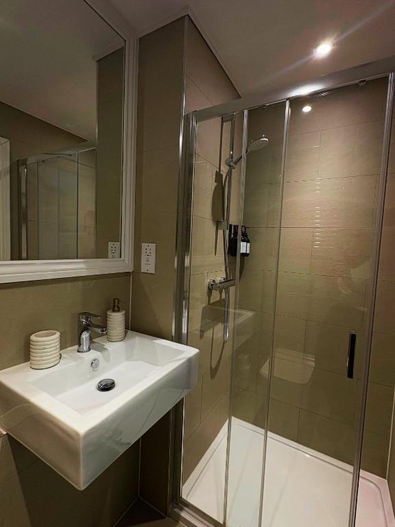 En-suite Double Room Park Royal with off-site Gym Access - Resim 19