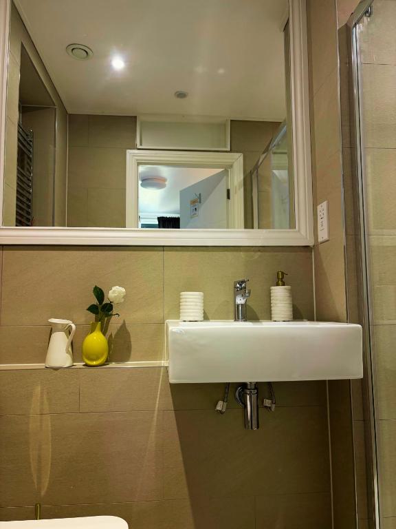 En-suite Double Room Park Royal with off-site Gym Access - Resim 27